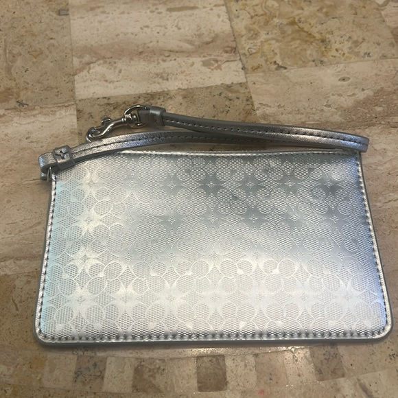 Coach small wristlet like new - Picture 1 of 3